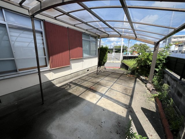中古住宅　牛牧の駐車場