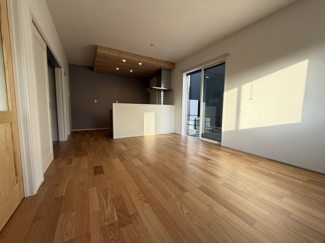 新築戸建下馬寄5号地Dの居間・リビング|家族の集まるリビング、家具の配置がしやすい縦長リビングです
