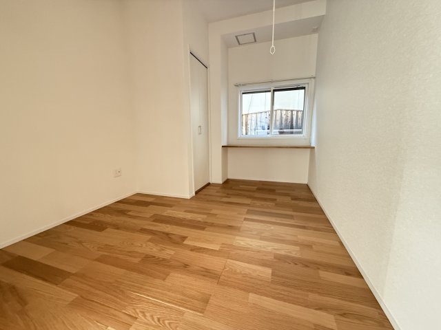 新築戸建下馬寄5号地Dの洋室|リビング横の洋室