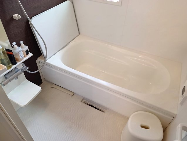 売中古戸建　富士市大淵の浴室|足を伸ばしてゆったりくつろげる広めの浴槽です。備え付けの台があるのが嬉しいですね。