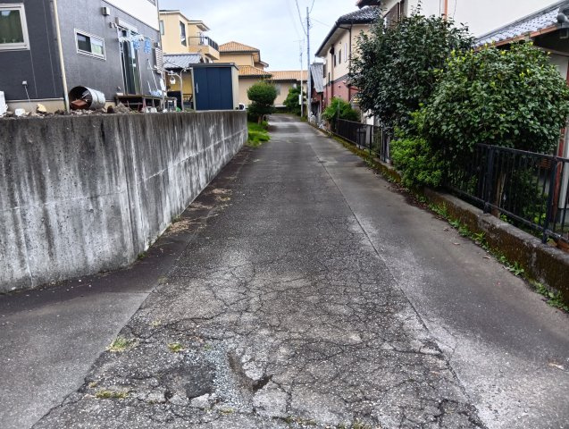 売中古戸建　富士市大淵の前面道路含む現地写真|角地ならではの開放感と、風通しのよさが魅力です。南側が道路に面しており、陽当たりも良好です。