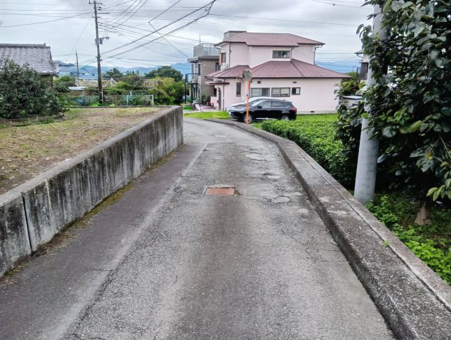 売中古戸建　富士市大淵の前面道路含む現地写真|小学校まで徒歩11分、中学校まで徒歩12分です。毎日の通学にも便利な立地です。