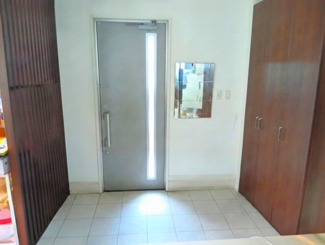 売中古戸建　富士市大淵の玄関|備え付けのシューズボックスがあるので収納がたっぷりあります。靴をしまって玄関をすっきりと使えます。
