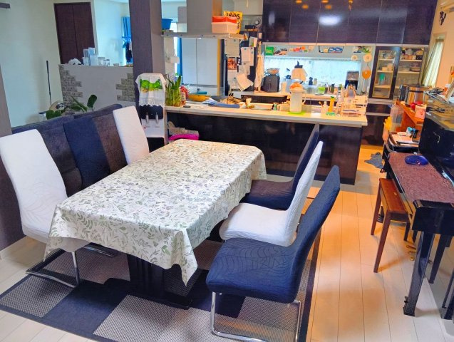 売中古戸建　富士市大淵の居間・リビング|カウンターキッチンなので会話をしながら楽しくお料理出来そうですね。