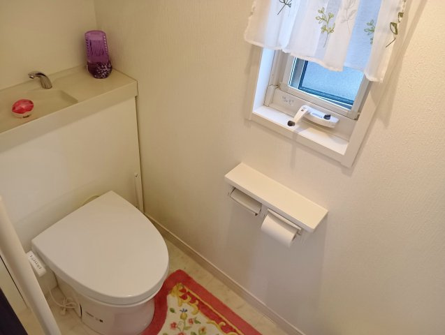 売中古戸建　富士市大淵のトイレ|棚があるのでトイレットペーパーの予備や芳香剤が置けます。窓があり明るい室内です。
