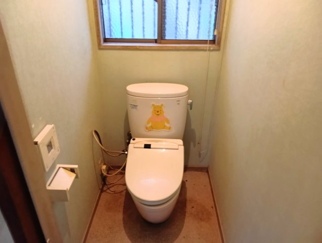 売中古戸建　富士市大淵のトイレ|トイレには窓があり明るい室内です。コンパクトな設計で空間を広く感じさせるデザインになっています。