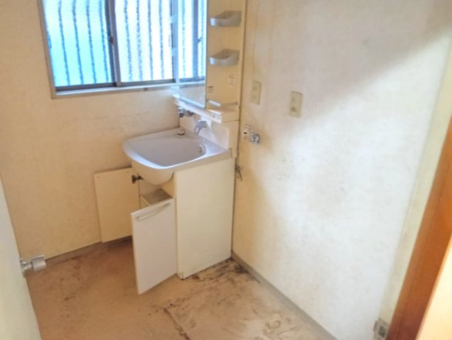 売中古戸建　富士市大淵の独立洗面台|独立洗面台があるので収納スペースも多くあります。鏡もあるので朝の支度にも便利です。