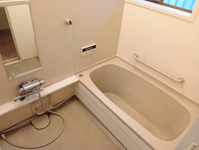 売中古戸建　富士市大淵の浴室|備え付けの台があるのでシャンプーを置いたり出来て便利です。毎日のバスタイムが楽しみになる空間です。