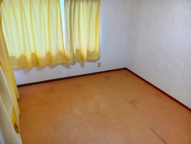 売中古戸建　富士市大淵の洋室|二面採光なので日差しがたっぷり入ります。寝室として使うのもいいですね。