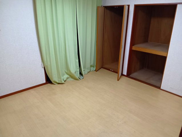 売中古戸建　富士市大淵の洋室|収納スペースがしっかり確保されており、部屋を広々と使えます。