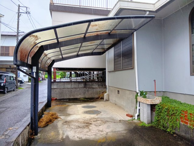 売中古戸建　富士市大淵の駐車場|一部カーポートになっているので、大切なお車を雨風・紫外線から守れます。