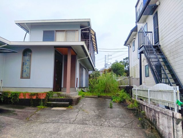 売中古戸建　富士市大淵の前面道路含む現地写真|閑静な住宅地に位置しています。車通りが少ない穏やかな環境です。