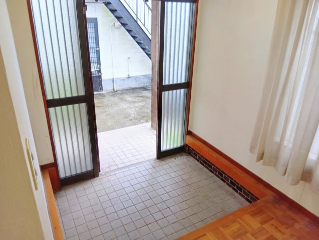 売中古戸建　富士市大淵の玄関|明るく開放感のある玄関です。気持ち良く1日のスタートがきれそうですね。