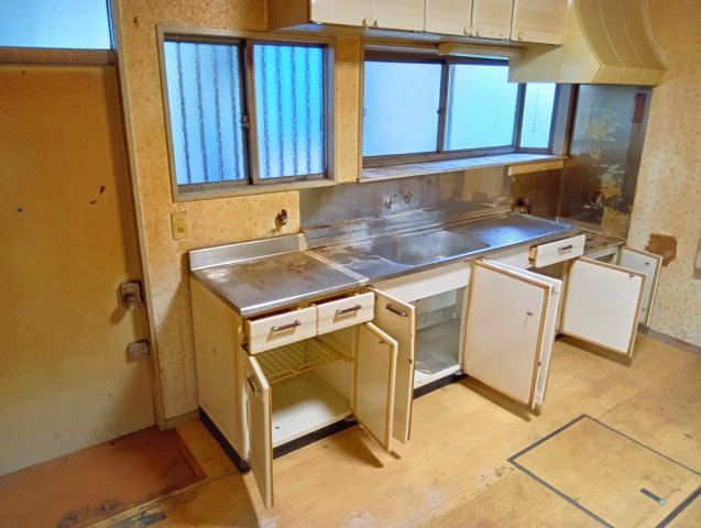 売中古戸建　富士市大淵のキッチン|キッチンには窓があり明るく開放的です。収納スペースがたっぷりあるのが嬉しいですね。