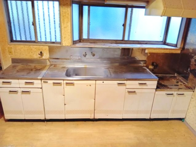 売中古戸建　富士市大淵のキッチン|壁付けキッチンなので集中してお料理出来ますね。調理スペースが広いのでお料理もはかどります。