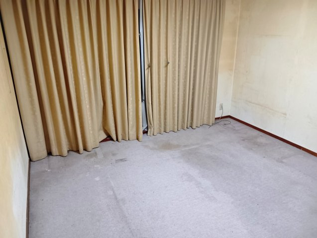 売中古戸建　富士市大淵の洋室|デスクやチェアを配置して趣味や在宅ワーク用の部屋におすすめです。大きい窓から陽光が差し込みます。