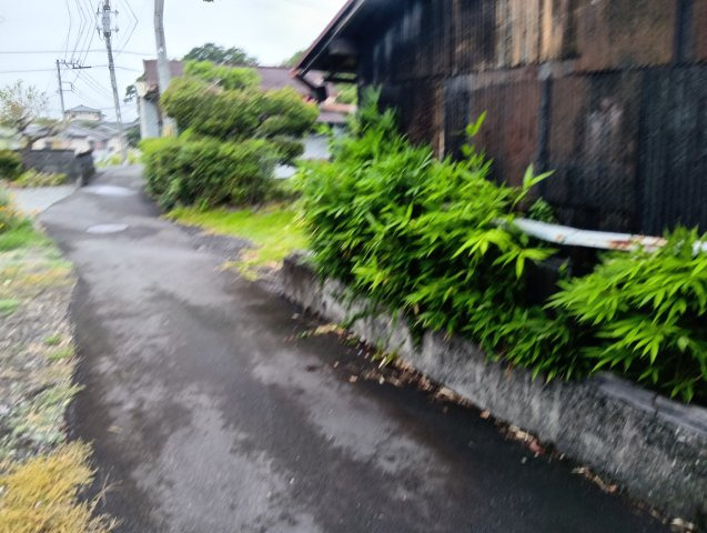 売土地　富士市今泉8丁目の前面道路含む現地写真|角地ならではの開放感と、風通しのよさが魅力です。南側が道路に面しており、陽当たりも良好です。