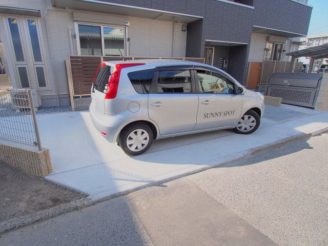 シャルールの駐車場