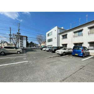 メゾンさつきの駐車場