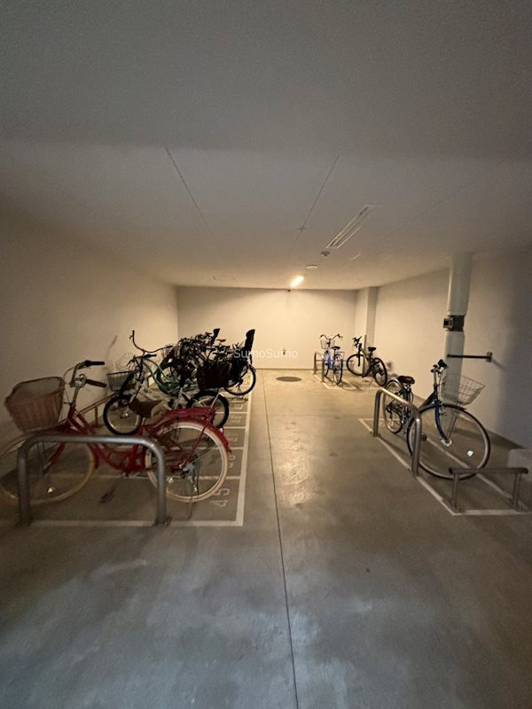 ブランズ北堀江プレイスの駐車場