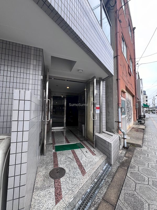 ラムール難波南のエントランス