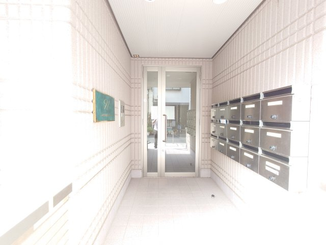 川崎市多摩区布田の賃貸マンションのエントランス