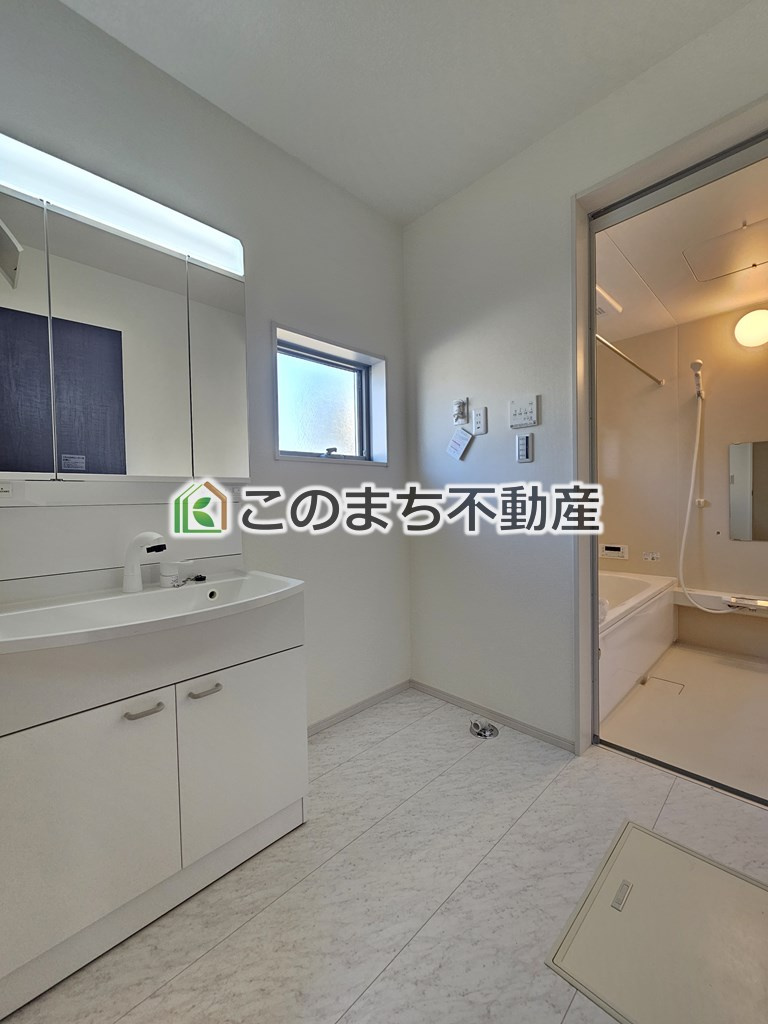 LiveleGarden.S真岡市亀山第16の洗面所|同社施工物件の写真です。※建具やフローリング、その他仕様が違う場合がございます。シャンプードレッサーで朝の身支度♪伸びるホースでお掃除も簡単清潔です！