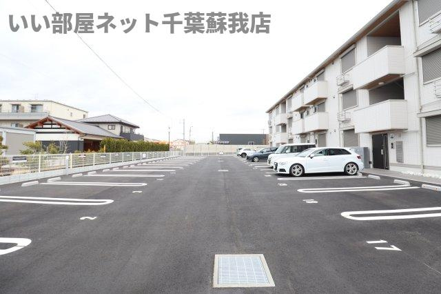 コンフォール古市場 ANNEXの駐車場|車をお持ちの方に嬉しい駐車場付きの物件です