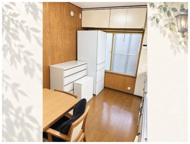 足立区辰沼１丁目売戸建のダイニング|ワイドなシステムキッチンを備えたDKです！※一部画像は私物消去CGを施しています。