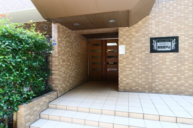 メゾンエクレーレ新宿西戸山のエントランス|ゆとりのあるエントランスです