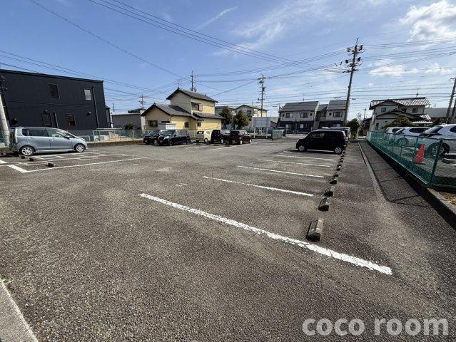 アンソレイエ三ヶ名の駐車場