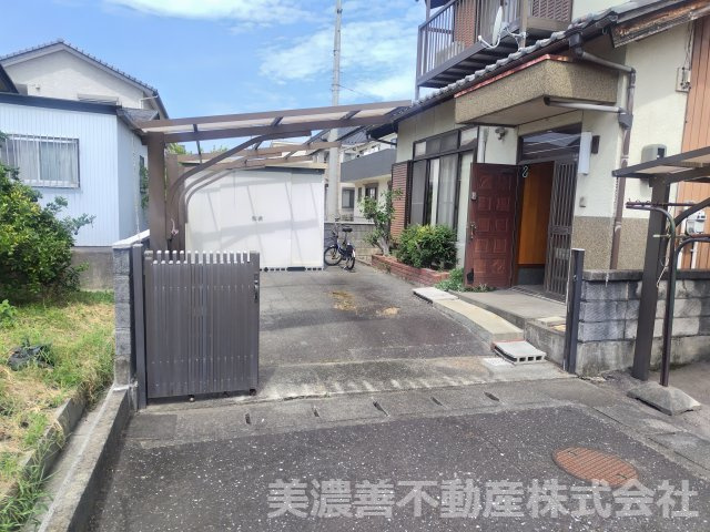 ６７３１２　岐阜市南鶉中古戸建の駐車場