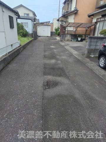 ６７３１２　岐阜市南鶉中古戸建の前面道路含む現地写真