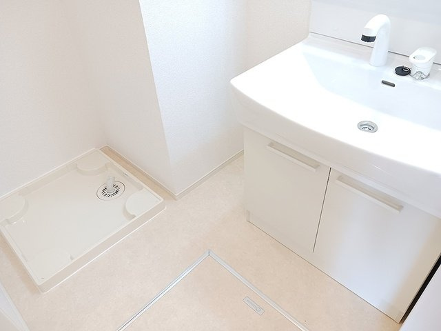 【洗面所】 | フェリチタカーサ　Ⅱ | 明るい洗面所です