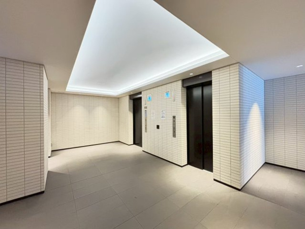 【その他共用部分】 | 【エレベーターホール】2基のエレベーターがスムーズにお部屋までご案内！