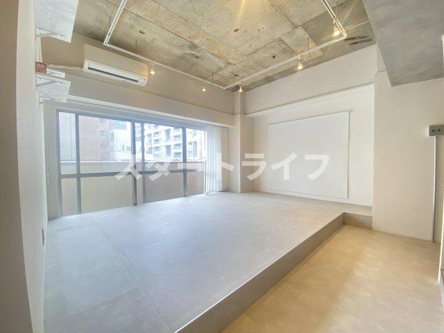 大阪市淀川区西中島４丁目の賃貸マンションの居間・リビング