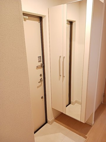 クリスタルメゾン　しらかばの玄関