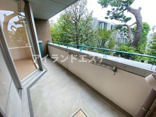 LANAI HERITAGE　浴室乾燥機　宅配BOX　新規ユニットバス設置のバルコニー