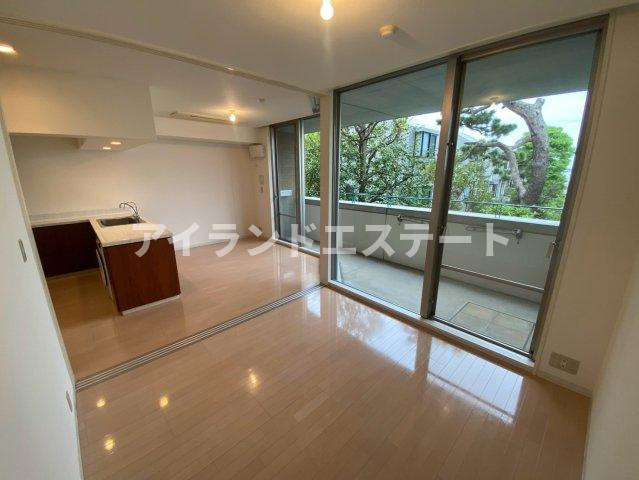 LANAI HERITAGE　浴室乾燥機　宅配BOX　新規ユニットバス設置の居間・リビング