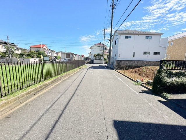 川越市霞ケ関北5丁目　建築条件なし売地　東武東上線『霞ヶ関駅』徒歩17分　【霞ヶ関北小学区】の前面道路含む現地写真