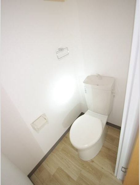 つるコーポのトイレ|ゆったりとした空間のトイレです