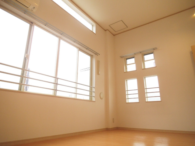 ヴィラージュ志伊Ⅱの寝室|天井が高く二面採光のお部屋です