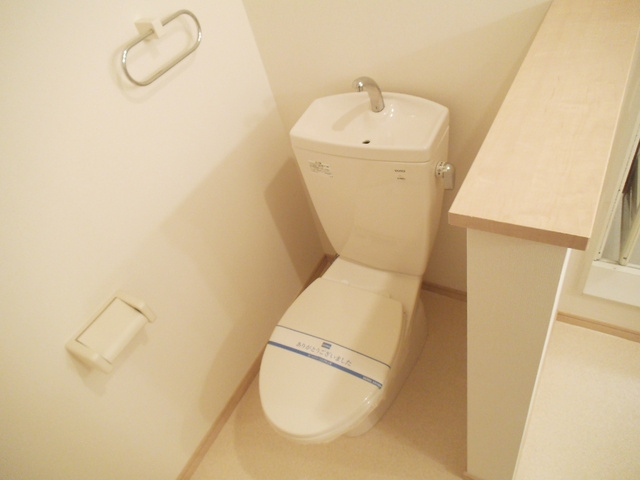 ヴィラージュ志伊Ⅱのトイレ|浴室前にトイレがございます