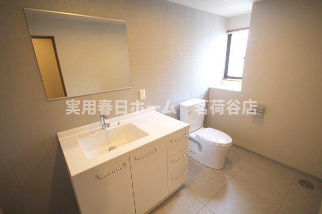 玄関側トイレです