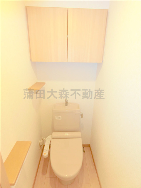 ルーブル羽田萩中のトイレ|吊戸棚と温水洗浄便座付きトイレ