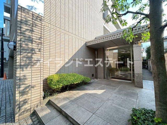 LANAI　COMFORT　15　南向き　2面採光　オートロックのエントランス
