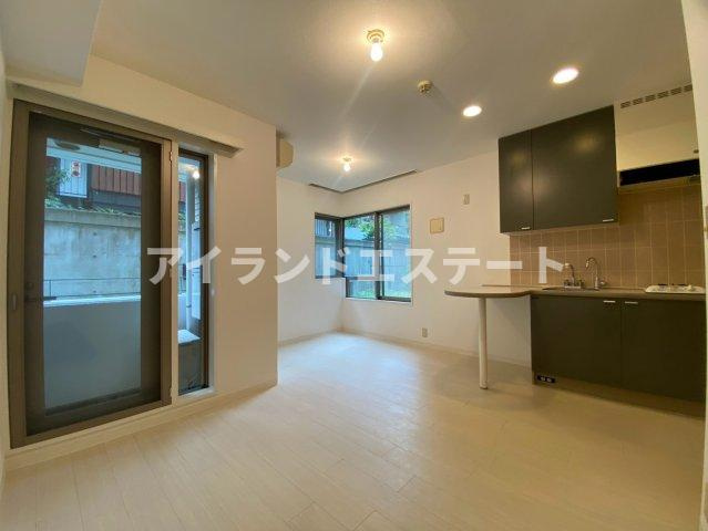 LANAI　COMFORT　15　南向き　2面採光　オートロックの居間・リビング