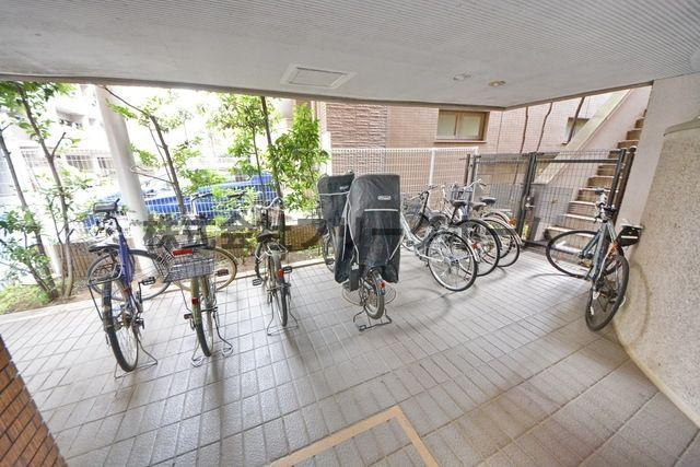 三鷹市下連雀３丁目の賃貸マンションのエントランス