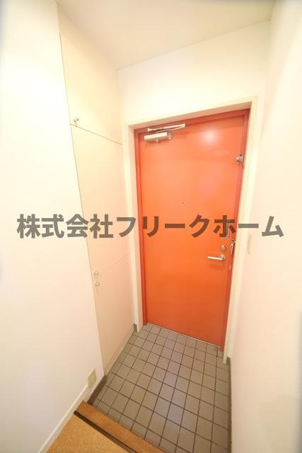三鷹市下連雀３丁目の賃貸マンションの玄関