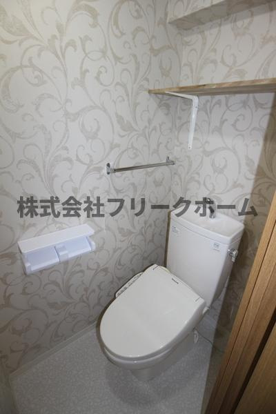 武蔵野市西久保１丁目の賃貸マンションのトイレ